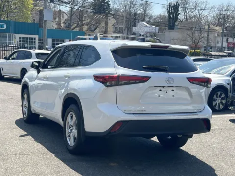 More photos of 2022 Toyota Highlander LE at Certified Luxury Motors - Great Neck, NY