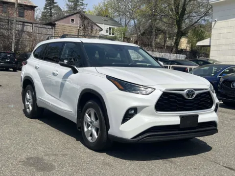 White 2022 Toyota Highlander LE for sale in Great Neck, NY