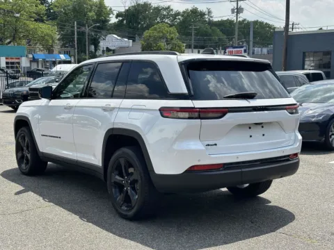 More photos of 2023 Jeep Grand Cherokee Altitude at Certified Luxury Motors - Great Neck, NY