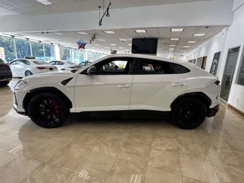 More photos of 2022 Lamborghini Urus at Certified Luxury Motors - Great Neck, NY