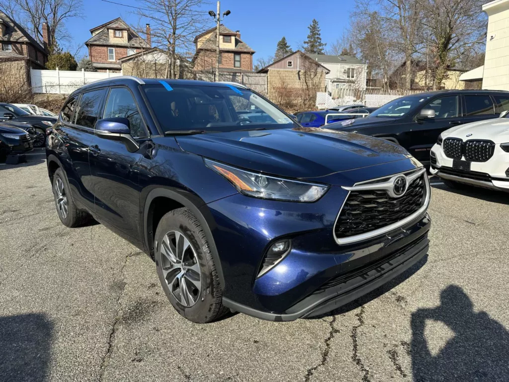 Used 2022 Toyota Highlander XLE (Bench Seats) for sale in Great Neck ...