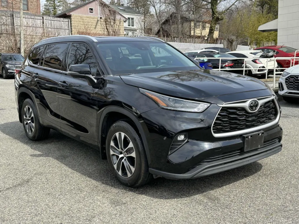 2022 Toyota Highlander XLE (Bench Seats) for sale in Great Neck, NY