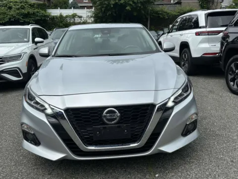 More photos of 2022 Nissan Altima 2.5 SL at Certified Luxury Motors - Great Neck, NY