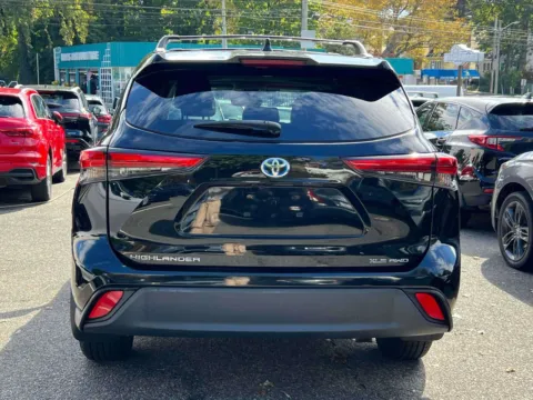 More photos of 2023 Toyota Highlander XLE (Bench Seats) at Certified Luxury Motors - Great Neck, NY