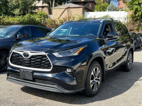 Another view of 2023 Toyota Highlander XLE (Bench Seats) for sale in Great Neck, NY at Certified Luxury Motors - Great Neck
