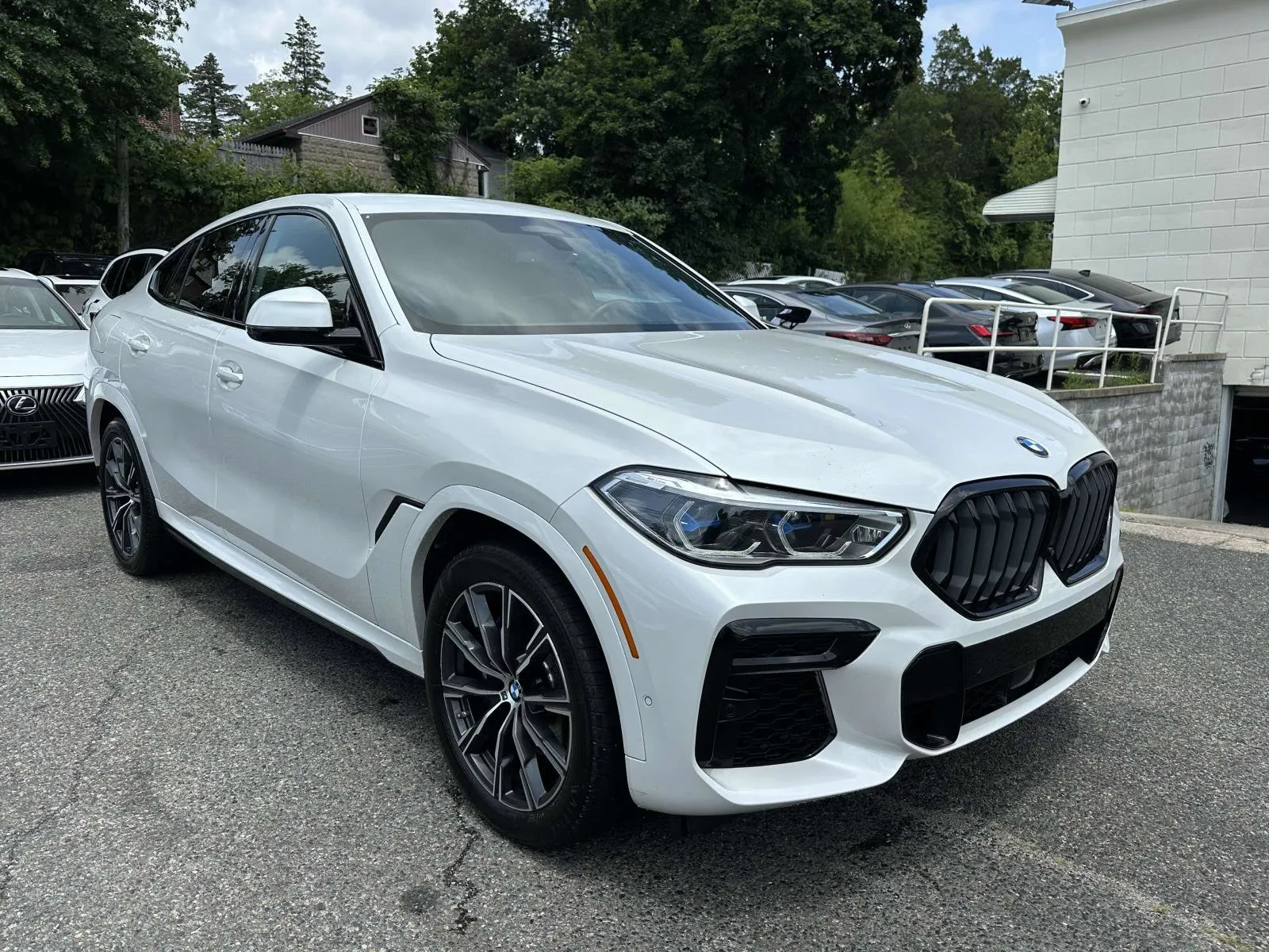 2022 BMW X6 40i's photo