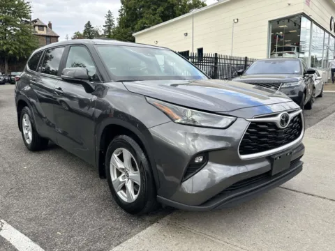 Gray 2023 Toyota Highlander LE for sale in Great Neck, NY