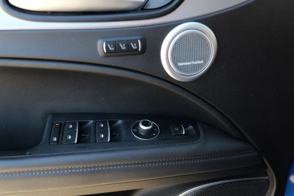 Alfa Romeo Stelvio photo 8