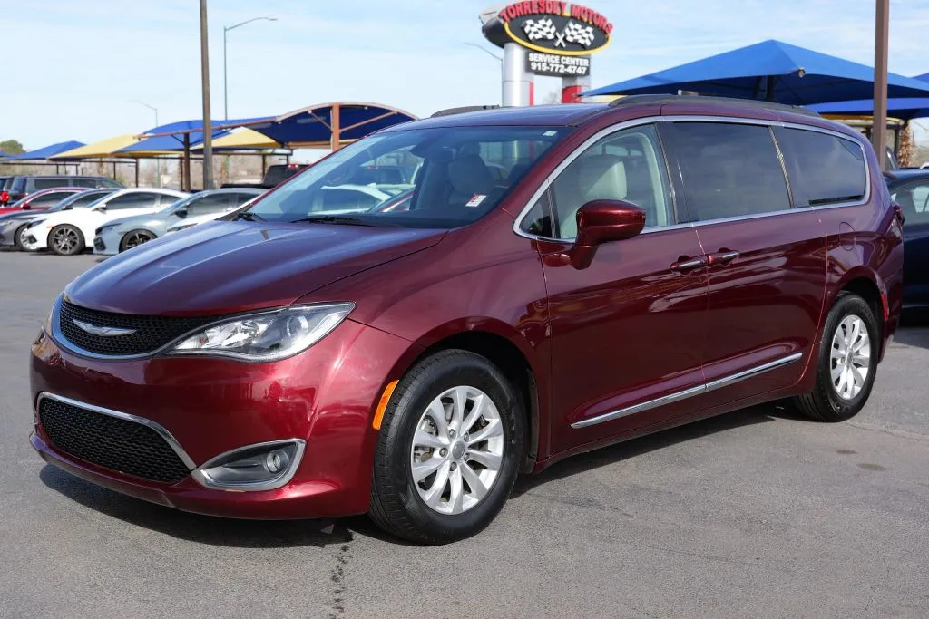 2017 Chrysler Pacifica Touring-L's photo