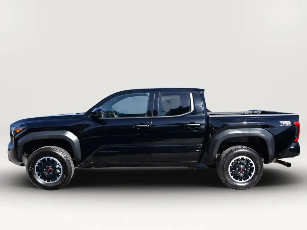 Toyota Tacoma photo 2