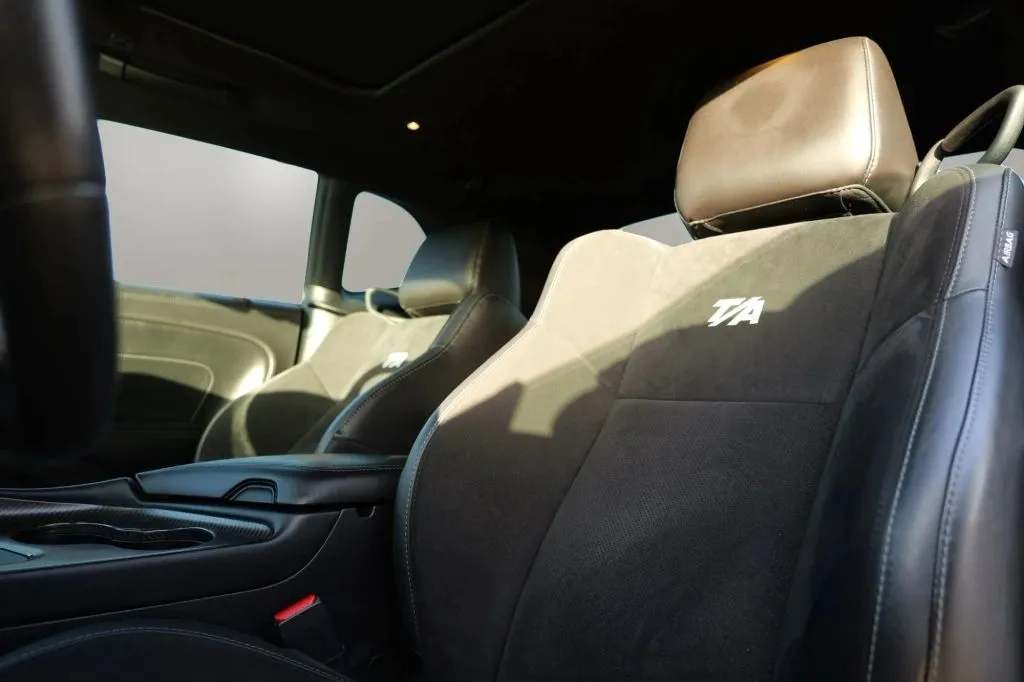 Dodge Challenger photo 8