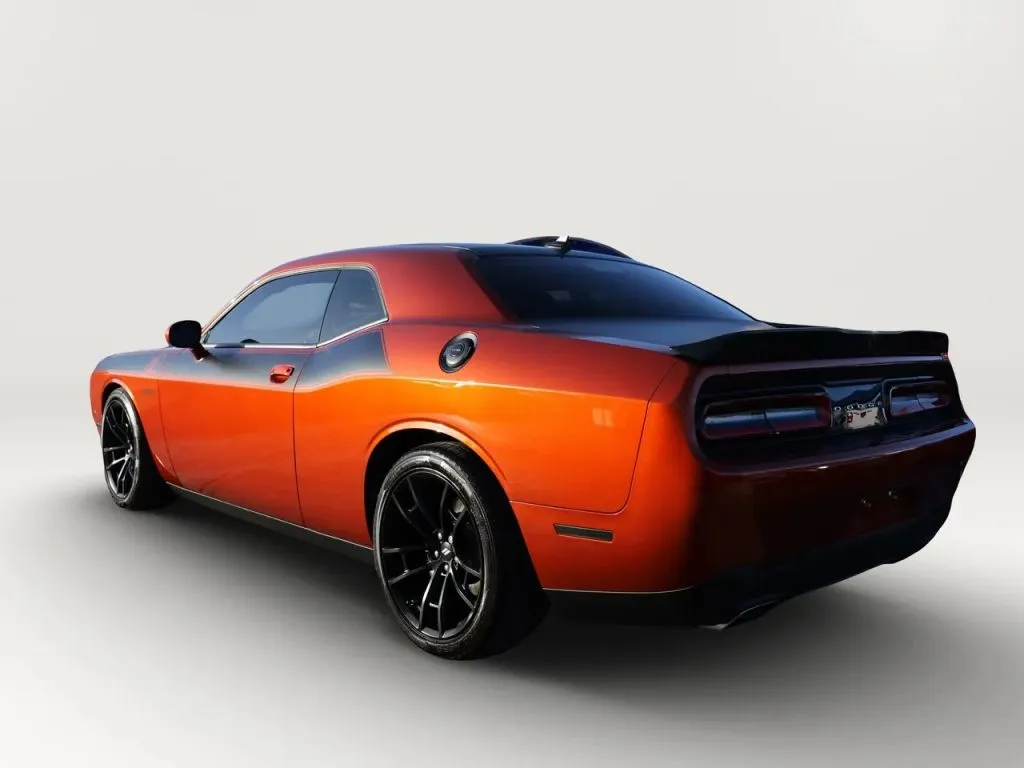 Dodge Challenger photo 3