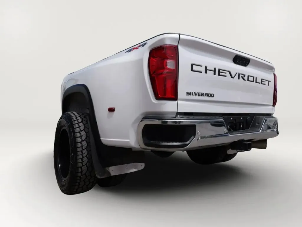 Chevrolet 3500HD photo 17