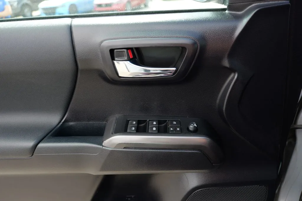 Toyota Tacoma photo 7
