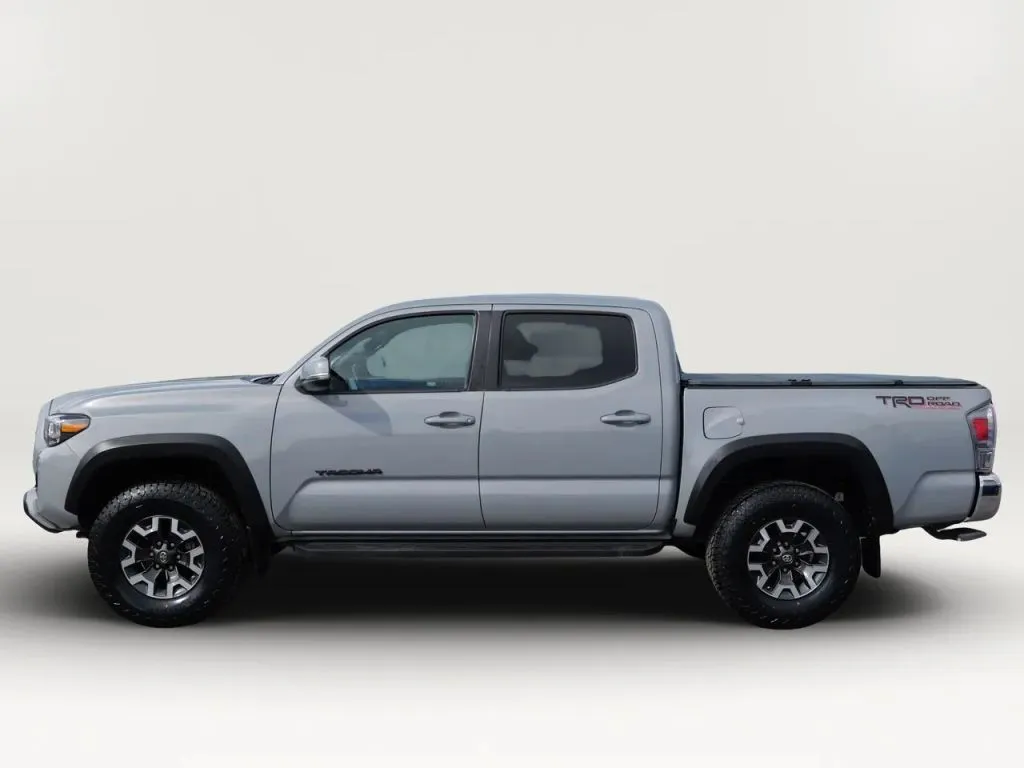 Toyota Tacoma photo 2