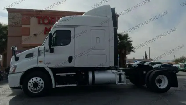 White 2014 Freightliner Cascadia CA113SLP Sleeper for sale in El Paso, TX
