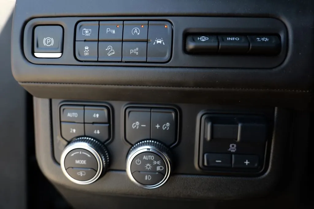 GMC Yukon XL photo 8
