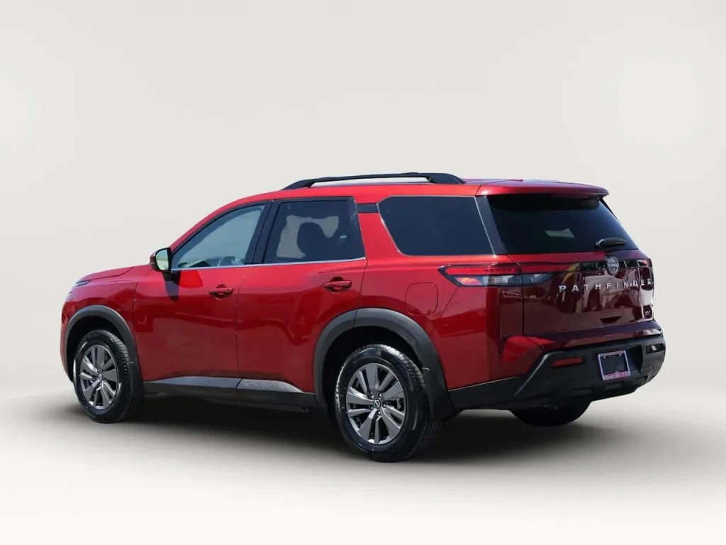 Nissan Pathfinder photo 3