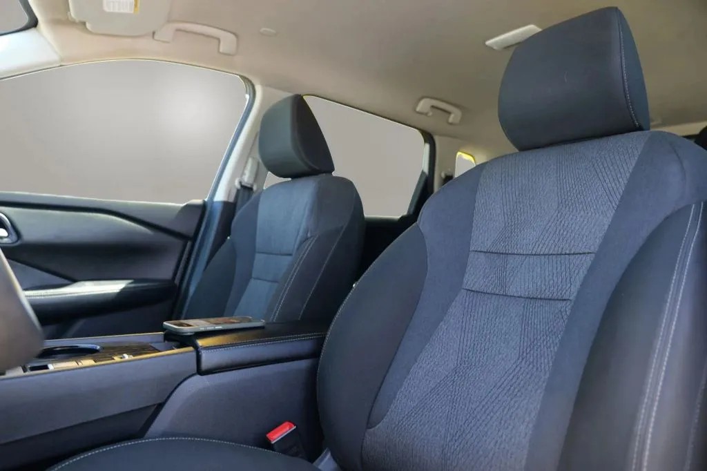 Nissan Rogue photo 8