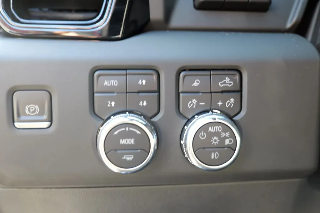 GMC Sierra photo 10