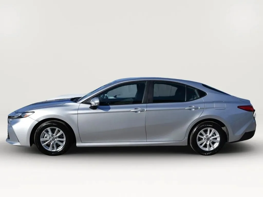 Toyota Camry photo 2
