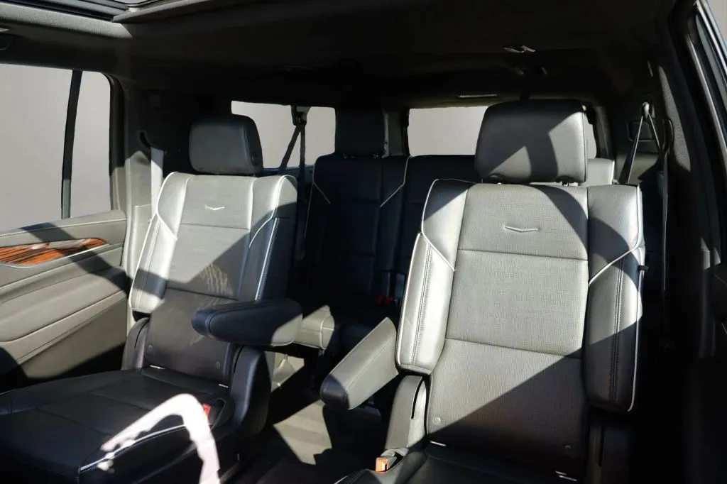 Cadillac Escalade ESV photo 9
