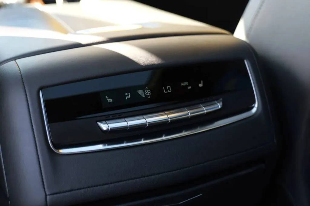 Cadillac Escalade ESV photo 12