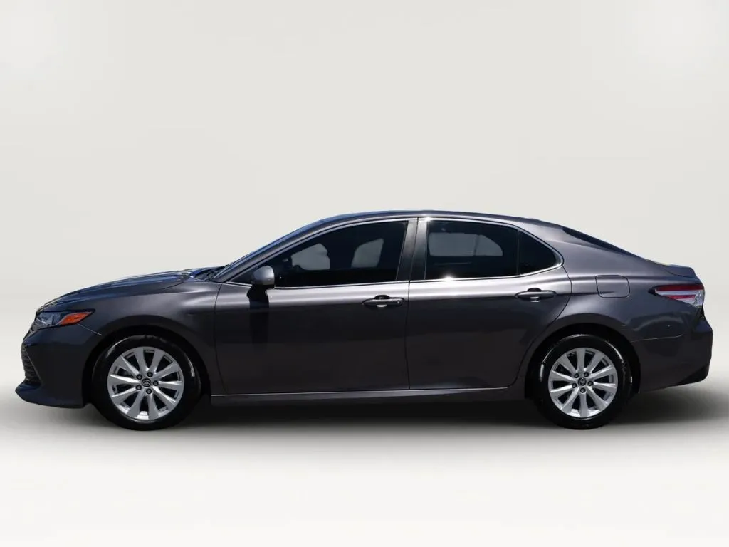 Toyota Camry photo 2
