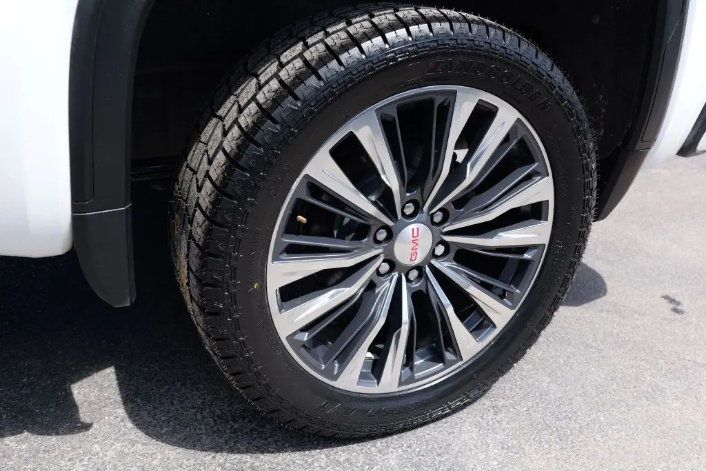 GMC Sierra photo 12