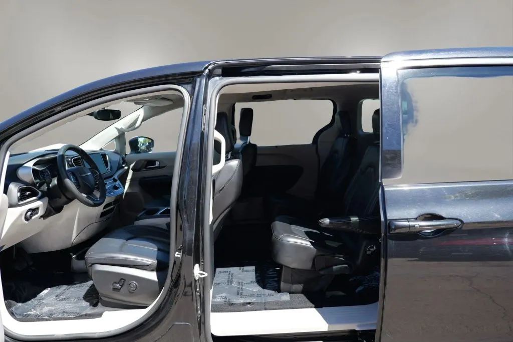 Chrysler Pacifica photo 10