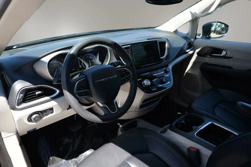 Chrysler Pacifica photo 4
