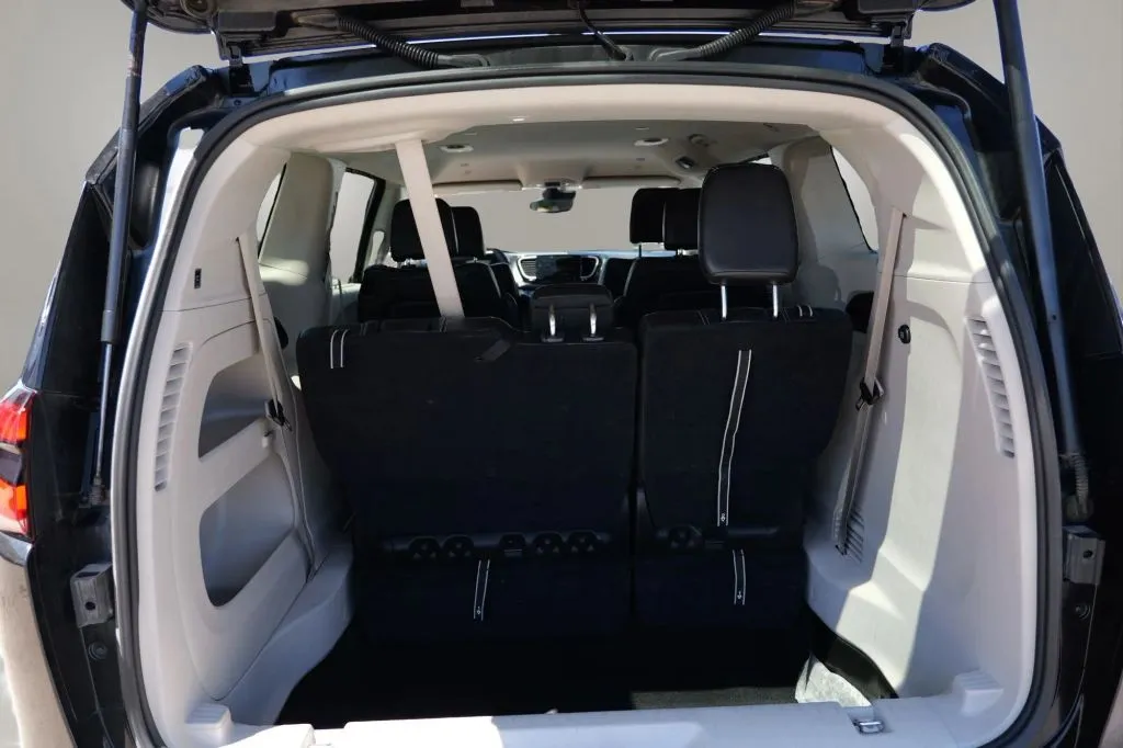 Chrysler Pacifica photo 12