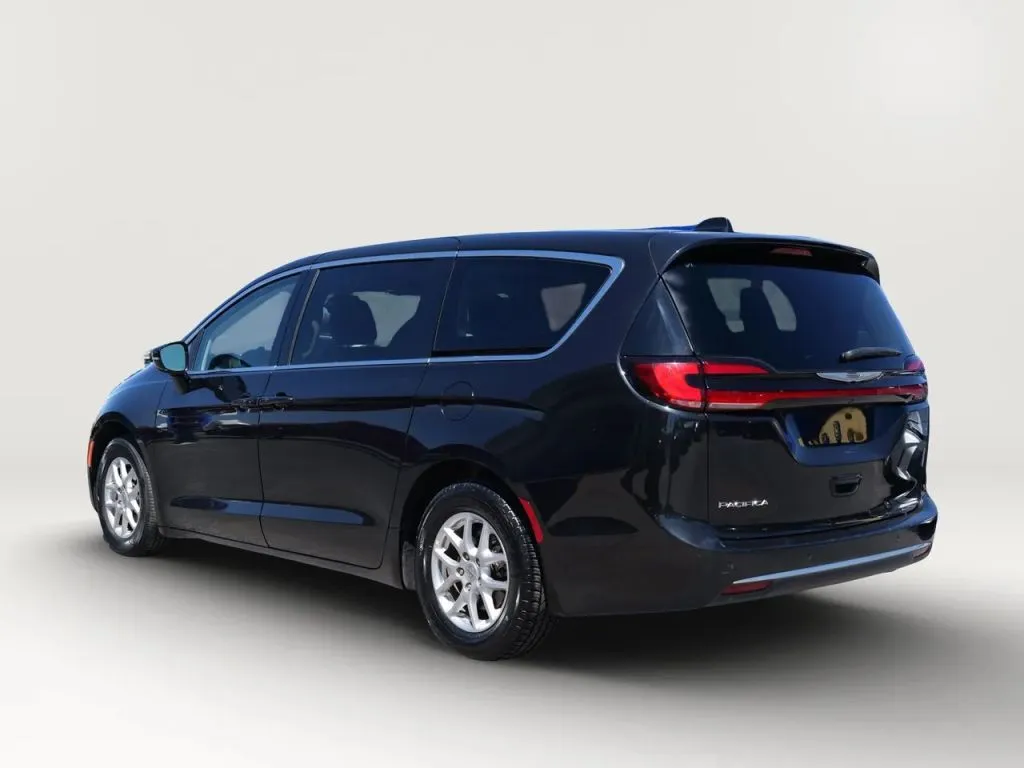 Chrysler Pacifica photo 3