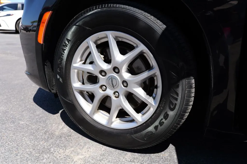 Chrysler Pacifica photo 14