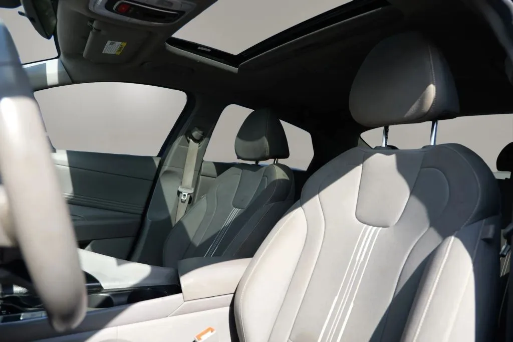 Hyundai Elantra photo 8