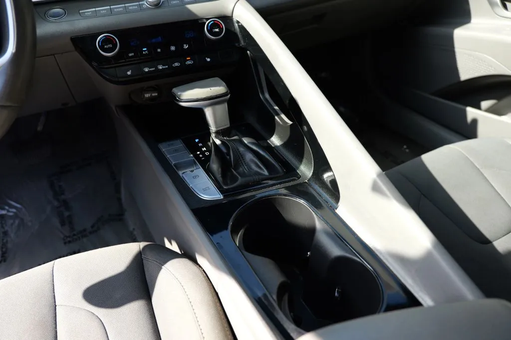 Hyundai Elantra photo 11
