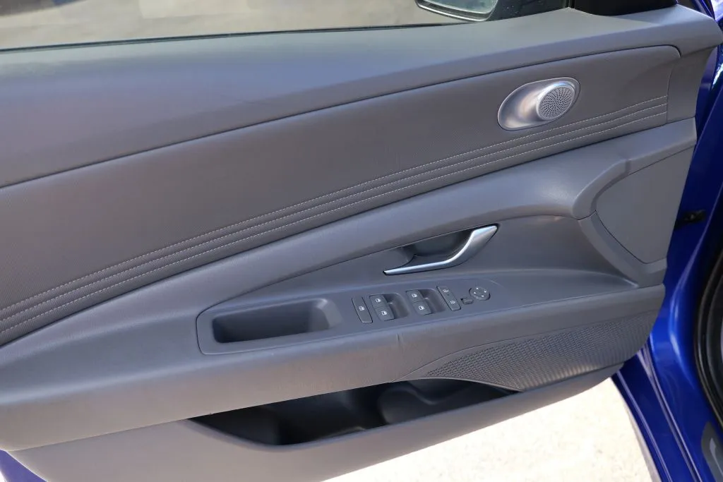 Hyundai Elantra photo 7