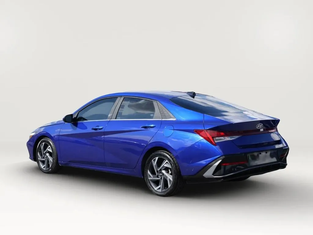 Hyundai Elantra photo 3