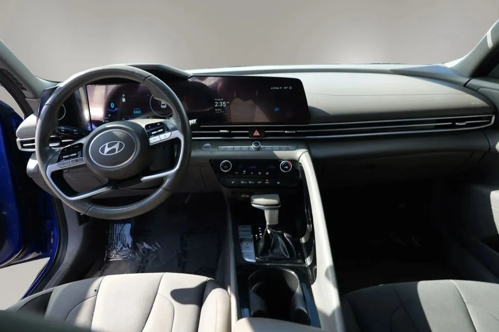 Hyundai Elantra photo 10