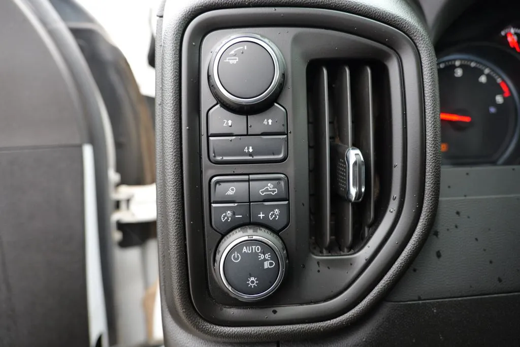 Chevrolet 3500HD photo 9