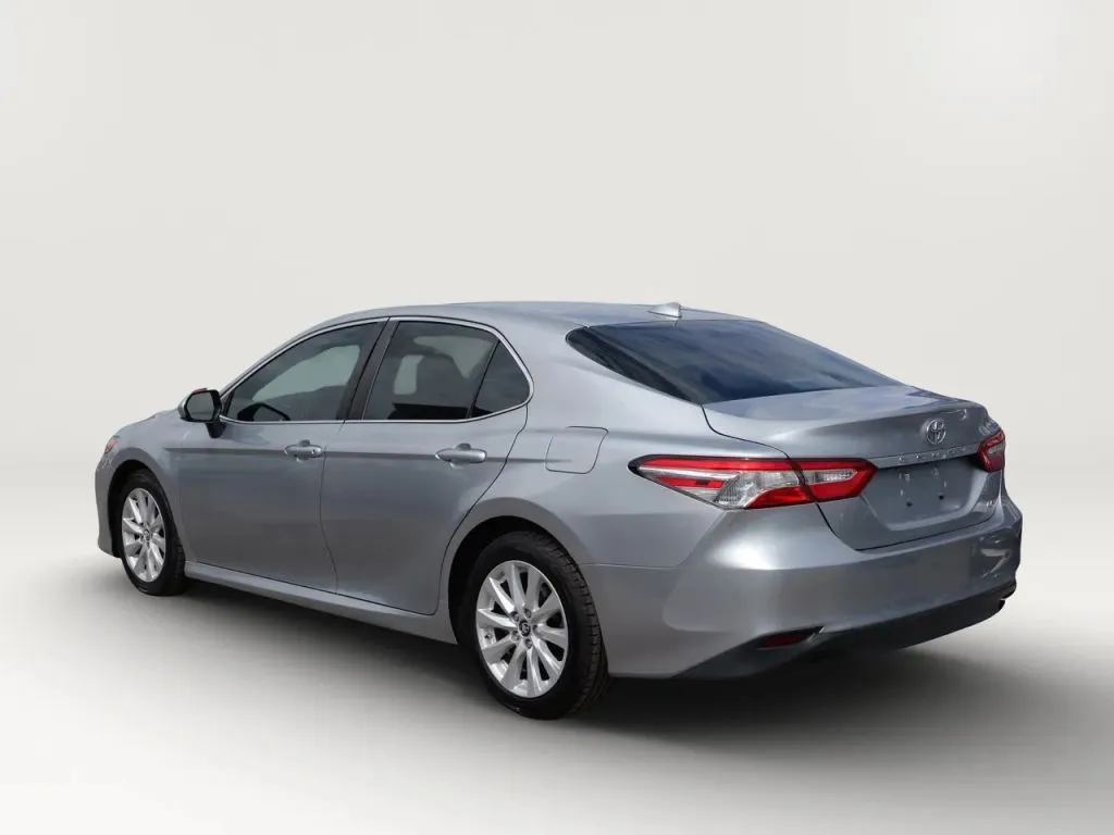 Toyota Camry photo 3