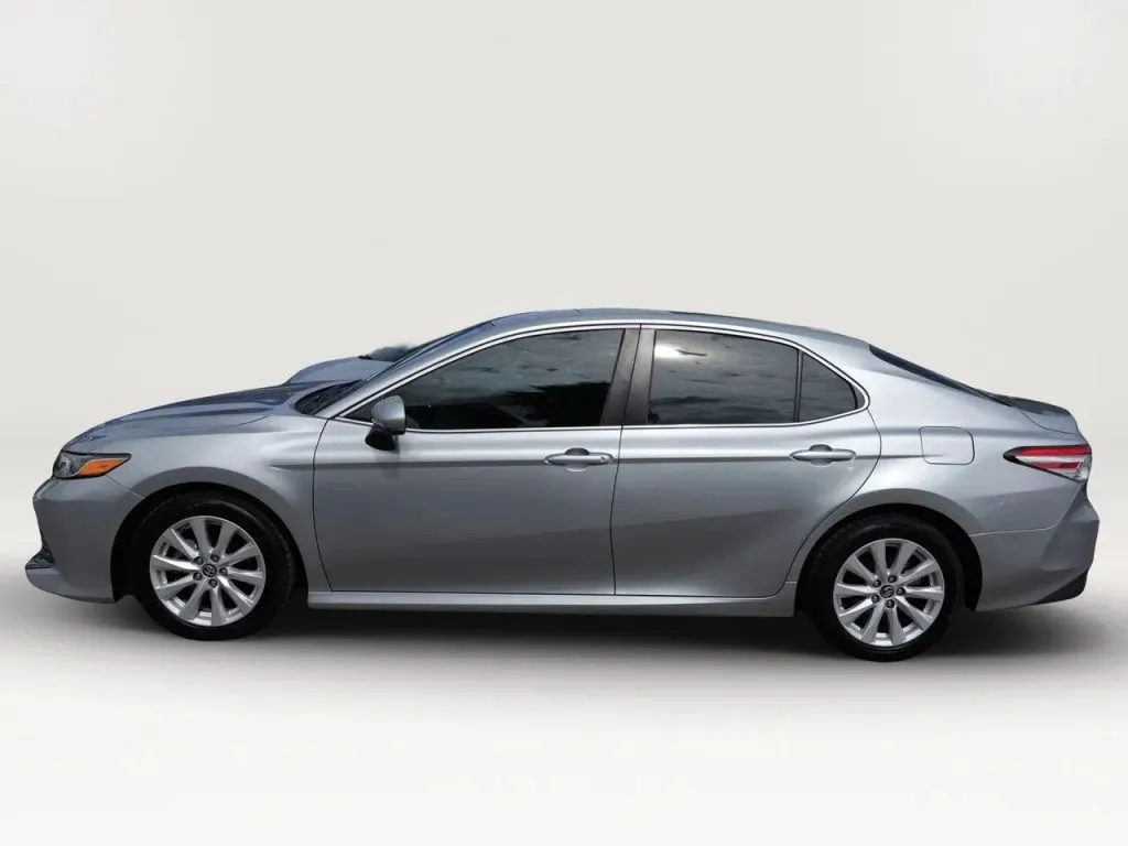 Toyota Camry photo 2