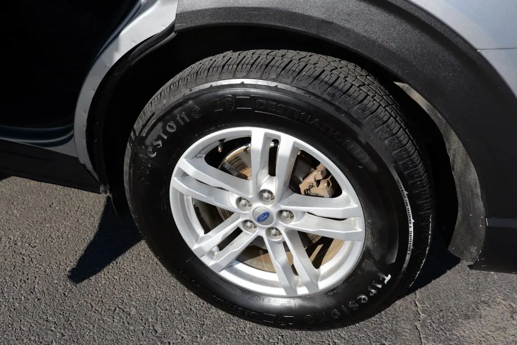 Ford Explorer photo 11