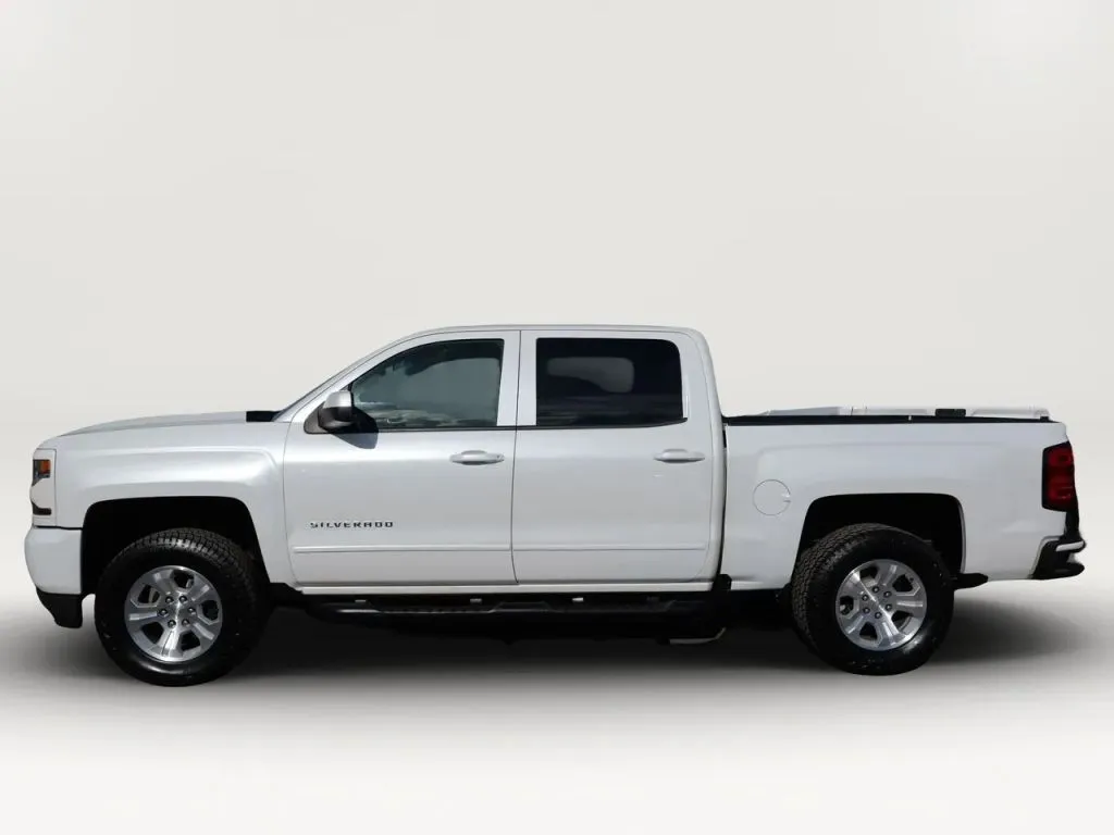 Chevrolet Silverado photo 2