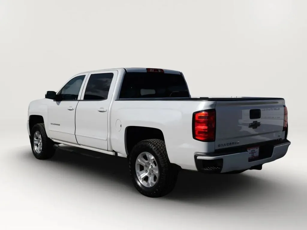 Chevrolet Silverado photo 3