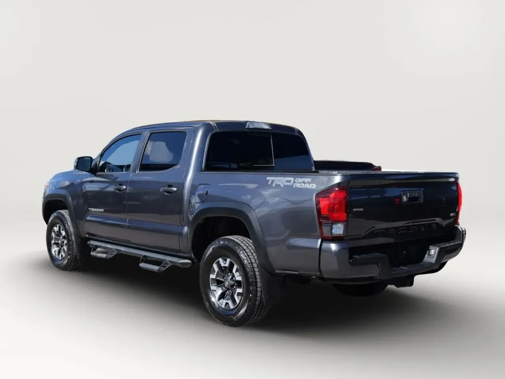 Toyota Tacoma photo 3