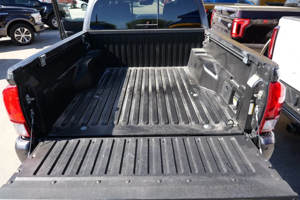 Toyota Tacoma photo 13