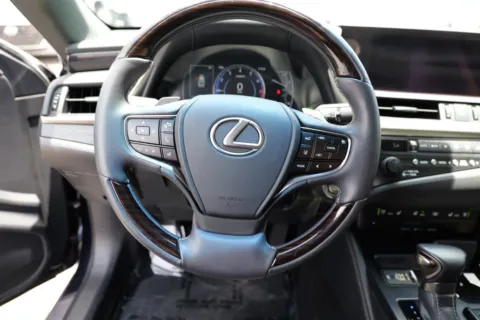 More photos of 2019 Lexus ES 350 Luxury Sedan 4D at Torresdey Motors Alameda, TX