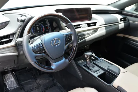 More photos of 2019 Lexus ES 350 Luxury Sedan 4D at Torresdey Motors Alameda, TX