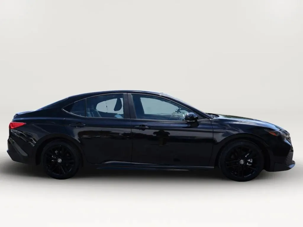 Toyota Camry photo 2